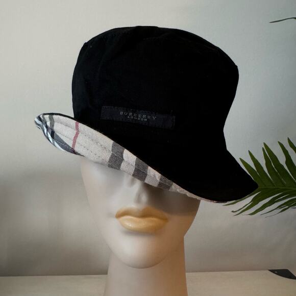Auth reversible Burberry London bucket hat with storage pouch unisex. - Picture 4 of 7